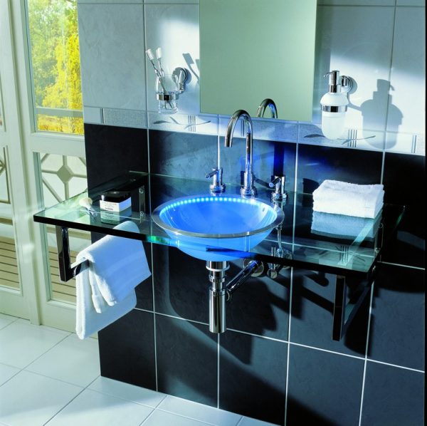 Дизайн ванной со стеклянной раковиной