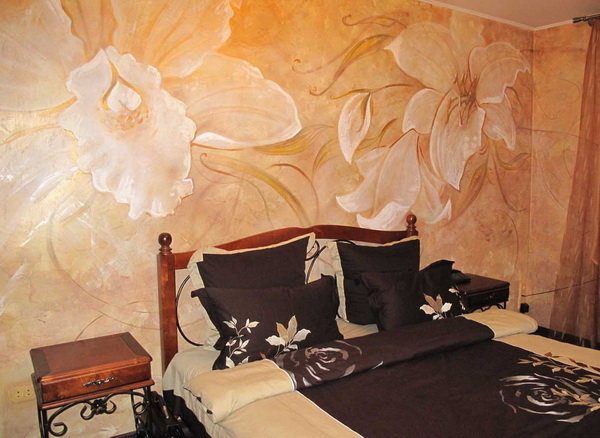 Настенная роспись в спальне