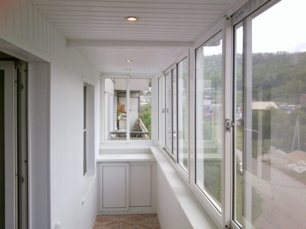 Почему лучше заказать остекление балкона в компании «Мосгор-балкон»?