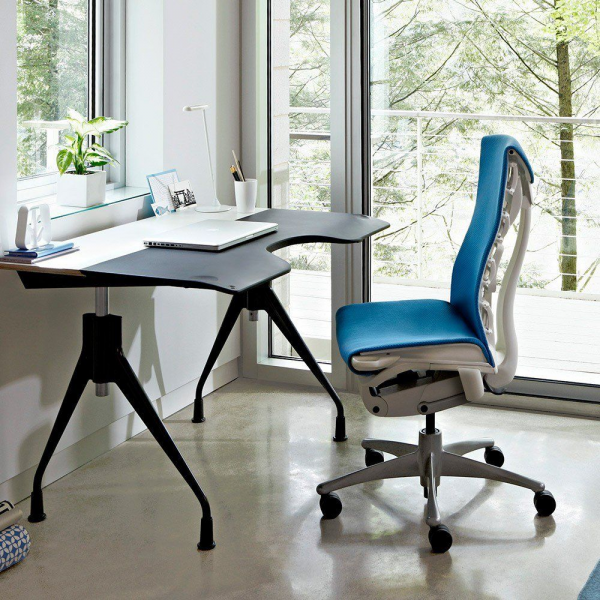 Комфортные офисные стулья на рабочем месте