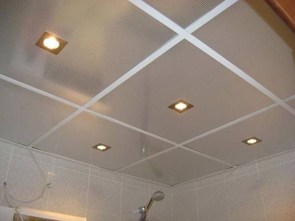 Преимущества подвесного потолка в ванной