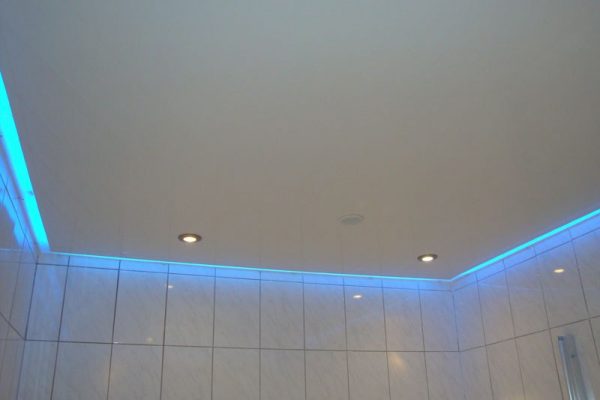 Преимущества подвесного потолка в ванной