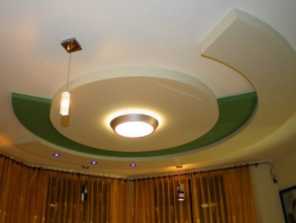 Как сделать одноуровневый потолок из гипсокартона в зале?