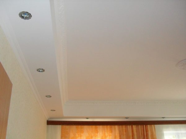 Как сделать одноуровневый потолок из гипсокартона в зале?