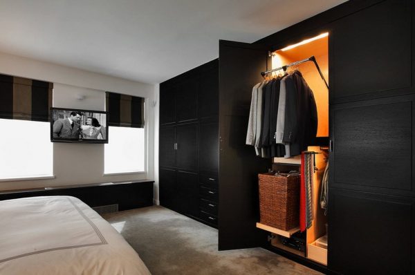 Удобный шкаф для гостиной или спальни